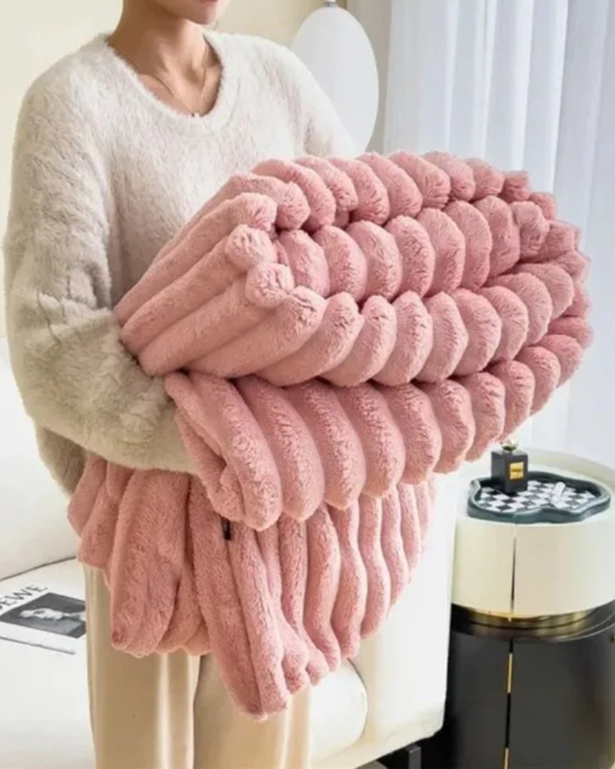 Chic Plush Warm Blanket – Soft Fleece Blanket for Ultimate Comfort and Elegant Interior Design