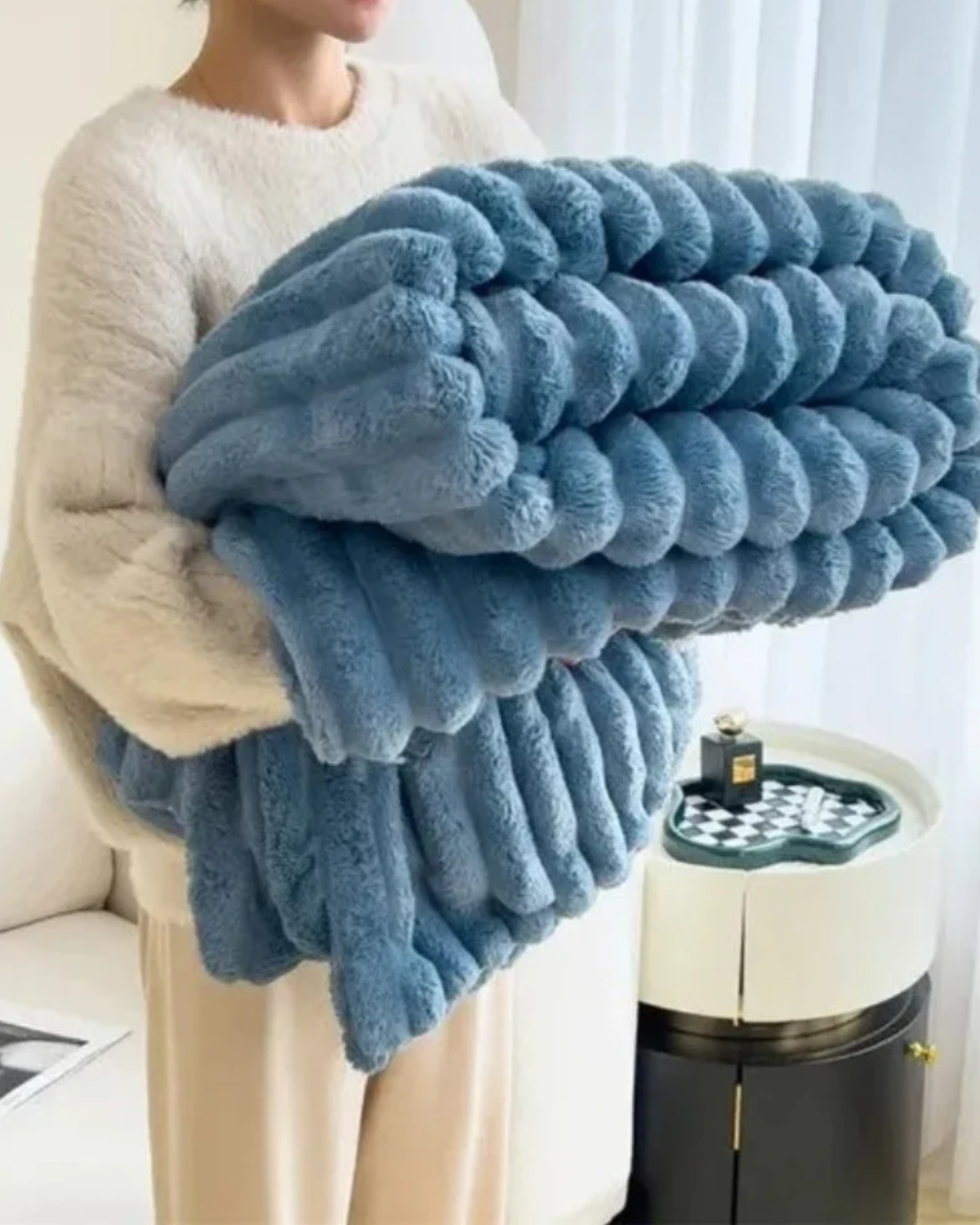 Chic Plush Warm Blanket – Soft Fleece Blanket for Ultimate Comfort and Elegant Interior Design